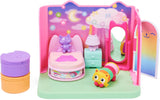 Gabby Dollhouse und Gabby Dollhouse Deluxe Room Sweet Dreams Fluffy Cat Schlafzimmer Kissen Katze und 3 Accessoires 3 Möbelstücke und 2 Überraschungsboxen Geeignet für Kinder ab 3 Jahren