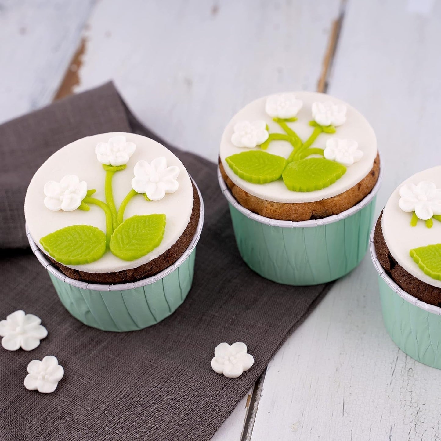 Günthart BackDecor 250 Fondant grün, 100 % vegan, palmölfrei, reißfest zum Überziehen von Kuchen und Gebäck, zum Modellieren geeignet, 1 Packung (1 x 250 g) Naty Shop Zuckerpaste