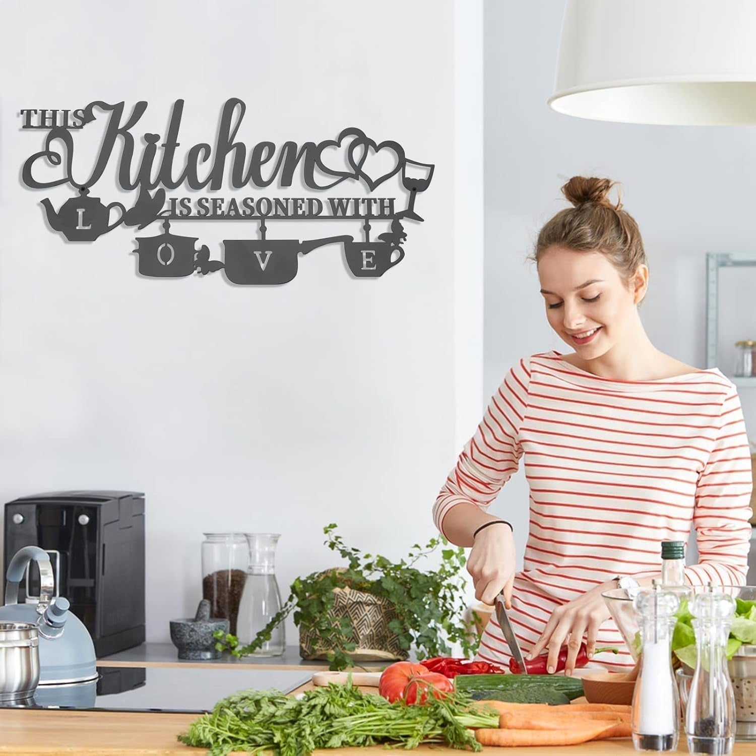 KHayRovies Küchen-Wanddekoration aus Metall „This Kitchen is Seasoned with Love“, schwarzes Wortnamensschild, rustikale Eisenbuchstaben, Zitate für die Küche, Bauernhaus, Wohnzimmer, Statuen und Skulpturen, Naty Shop