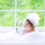 PAEDIPROTECT 2in1 Shampoo und Waschlotion für Babys und Kinder 200 ml, sanfte Reinigung und Haare ohne Parfüm und Mikroplastik, das Duschgel spendet trockener und empfindlicher Haut Feuchtigkeit, auch für Erwachsene Kinder - Bade- und Hautpflege Naty Shop