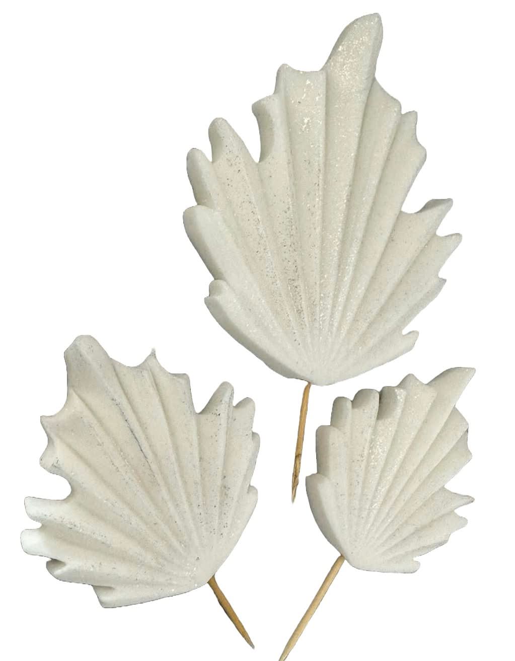 Set mit 3 essbaren Zuckerdekorationen, weiße exotische Blätterdekorationen von Sugar Paste Nati Shop