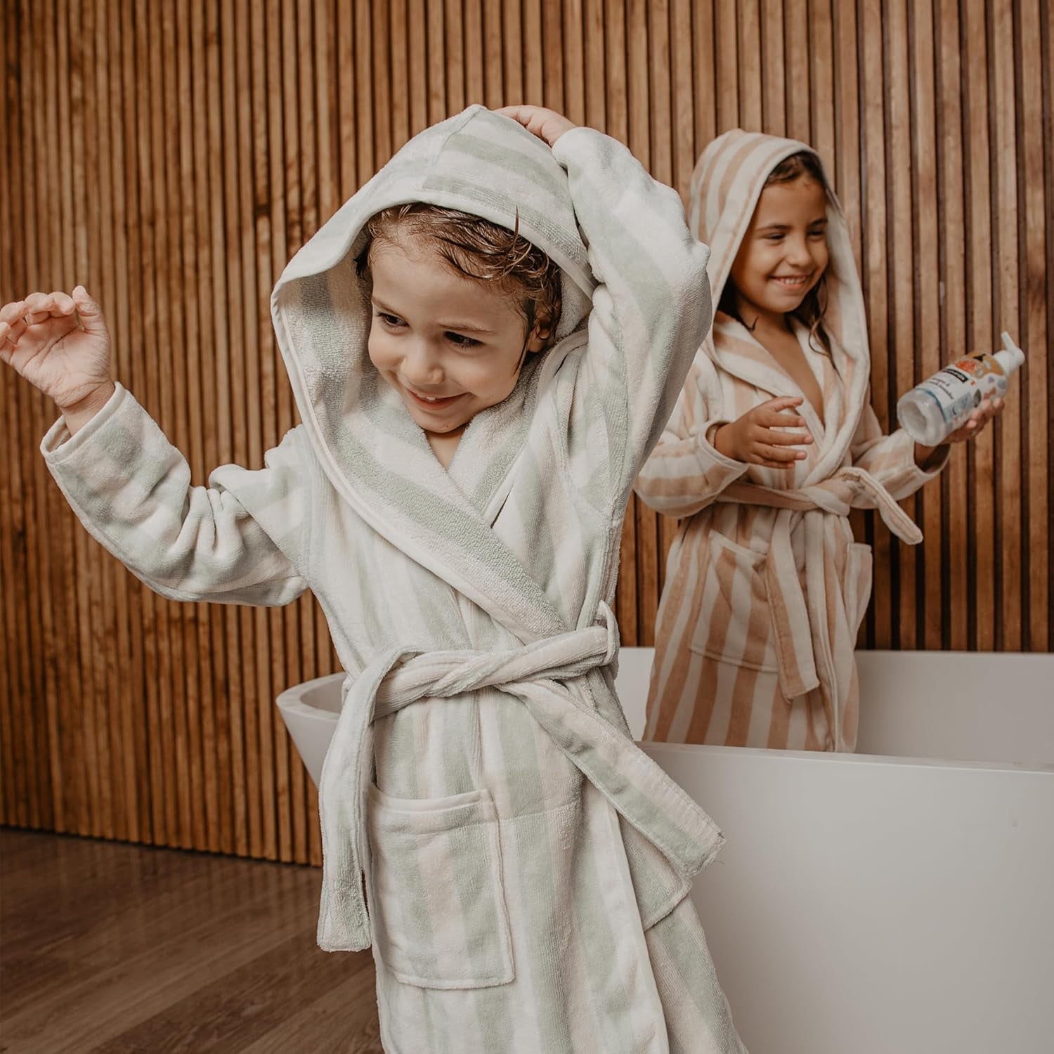 Suavinex, Pflegeshampoo für Kinder von 3 bis 10 Jahren, allergenfrei, parabenfrei, silikonfrei, für empfindliche Haut geeignet, kein Tränen oder Ziehen, 95 % Inhaltsstoffe natürlichen Ursprungs, Kinder – Bade- und Hautpflege Naty Shop