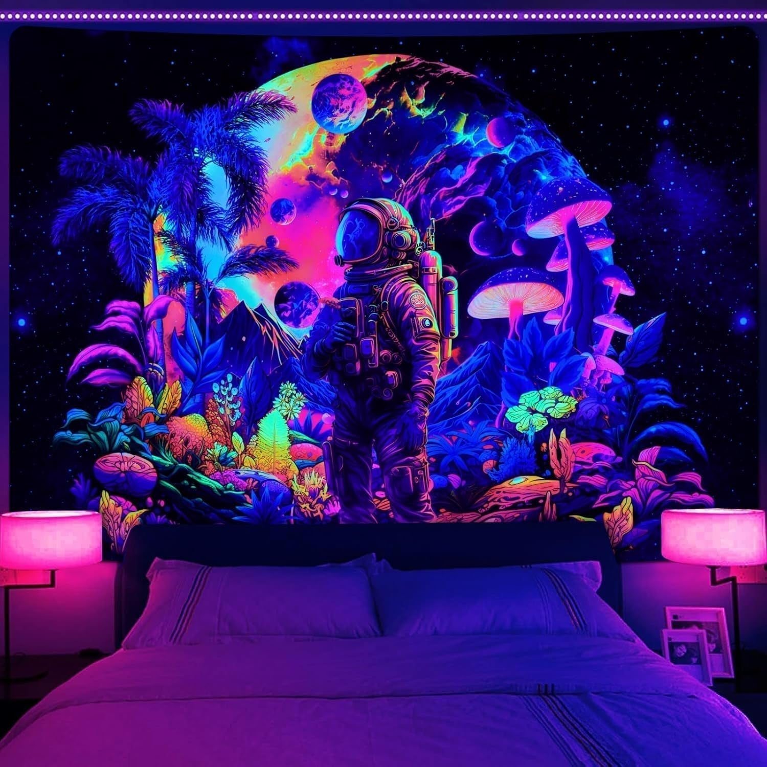 Wandteppich Alishomtll Schwarzlicht Astronautenpilz fluoreszierend botanisch Zuhause – Accessoires und Dekorationen Naty Shop Multi 210L x 150B cm